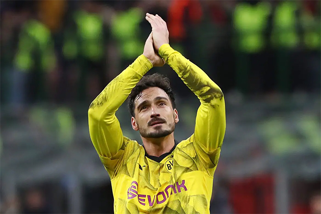 Edin Terzic gọi Mats Hummels như một vị thần bóng đá