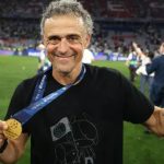 Enrique tái hiện hình ảnh xúc động với con gái Xana sau chức vô địch cùng PSG