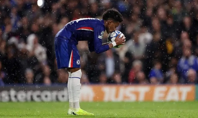 Estevao thắp sáng Stamford Bridge bằng chất nghệ sĩ Brazil