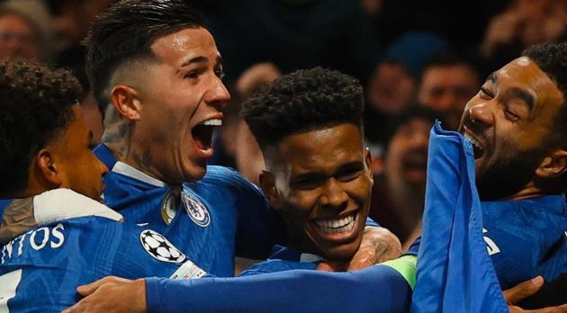 Estevao tỏa sáng trước Barcelona, được Henry ví với huyền thoại Man Utd