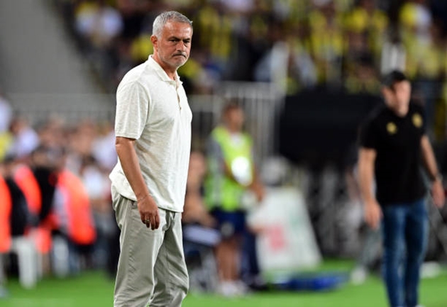 Fenerbahce thắng nhọc nhằn, Mourinho khen ngợi 1 cái tên