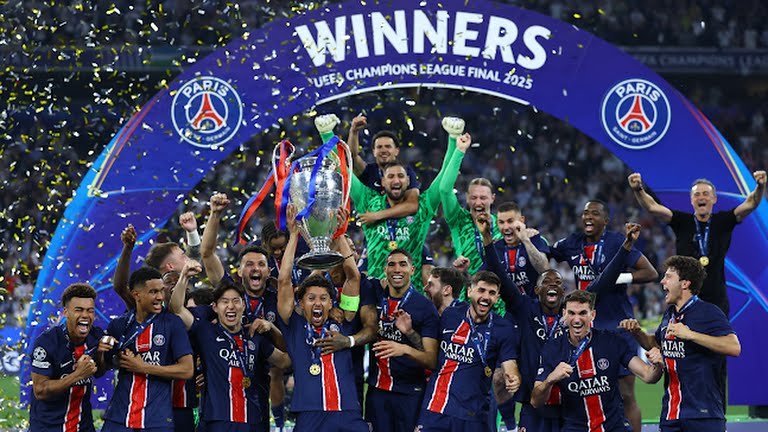 Ferdinand khen Luis Enrique là “con người phi thường'” sau chiến thắng của PSG