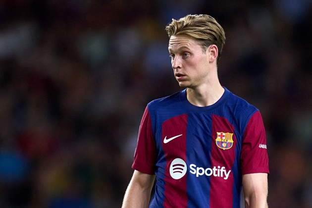 “Frenkie de Jong chơi bóng như một người đưa thư”