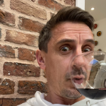 Gary Neville ê mặt vì cười cợt Liverpool