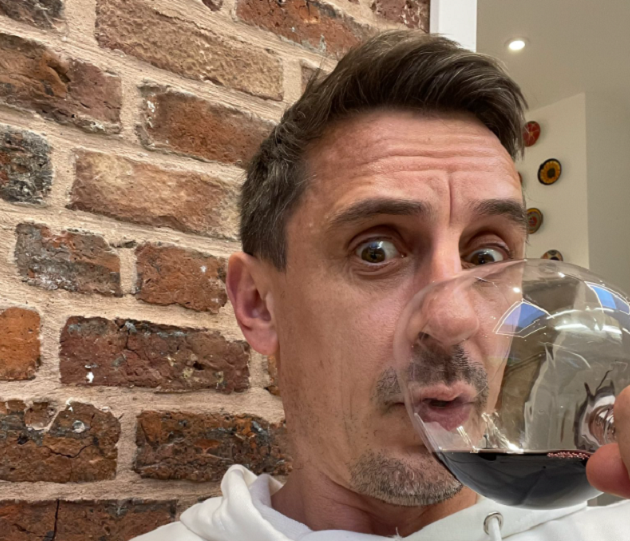 Gary Neville ê mặt vì cười cợt Liverpool