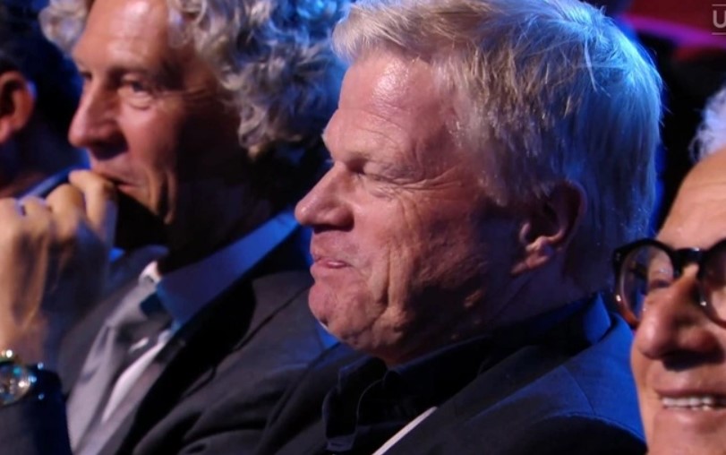 Giám đốc Bayern giải thích hành động cười khi gặp lại Barca