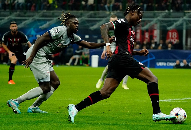 Giroud đưa Milan vào vòng knock-out; Sterling giải hạn cho Chelsea