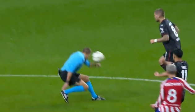 Griezmann sút bóng thẳng mặt trọng tài