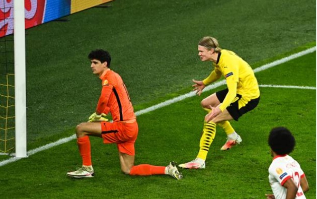 Haaland ăn mừng “gợi đòn”, khiến sao Sevilla tức điên