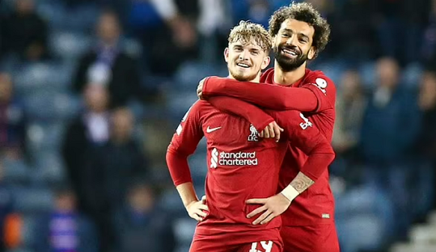 Hành động ấm áp của Salah với Elliott