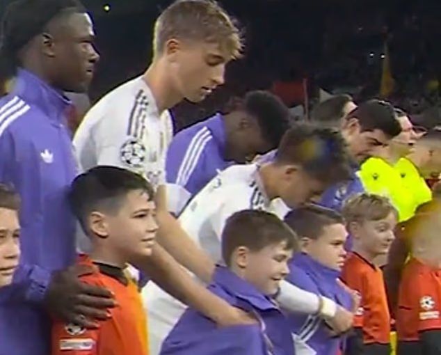 Hành động đẹp của Guler và Huijsen sưởi ấm Anfield trong ngày Real thất bại