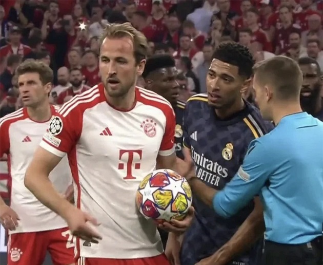 Hành động xấu xí của Bellingham với Harry Kane