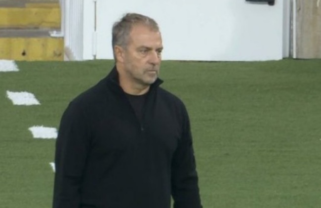 Hansi Flick giải thích sự xáo trộn ở hàng phòng ngự Barcelona