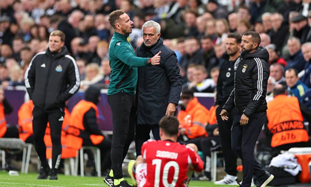 Harvey Barnes lập cú đúp, Newcastle nhấn chìm đội bóng của Mourinho