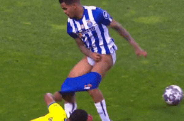 Hậu vệ Inter kéo tụt quần đối thủ ở Champions League