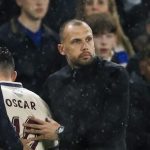 Heitinga trả giá đắt khi bỏ qua lời khuyên của Arne Slot