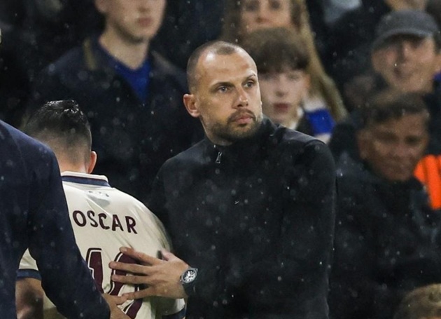 Heitinga trả giá đắt khi bỏ qua lời khuyên của Arne Slot