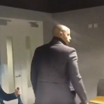 Henry không dám nhìn quả cản phá cuối cùng của Raya