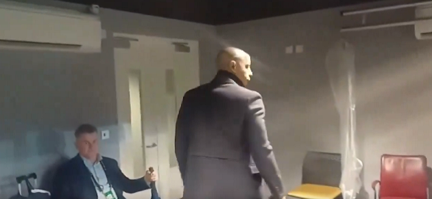 Henry không dám nhìn quả cản phá cuối cùng của Raya