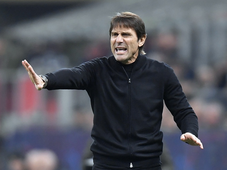 HLV Conte chưa thể về Anh sau trận thua AC Milan