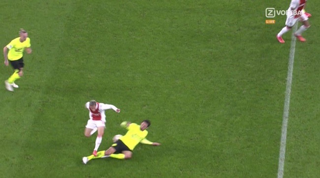 Hummels phẫn nộ về chiếc thẻ đỏ tưởng tượng trước Ajax