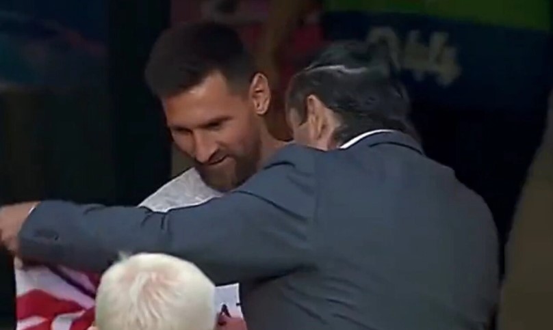 Huyền thoại Bồ Đào Nha xin chữ ký của Messi