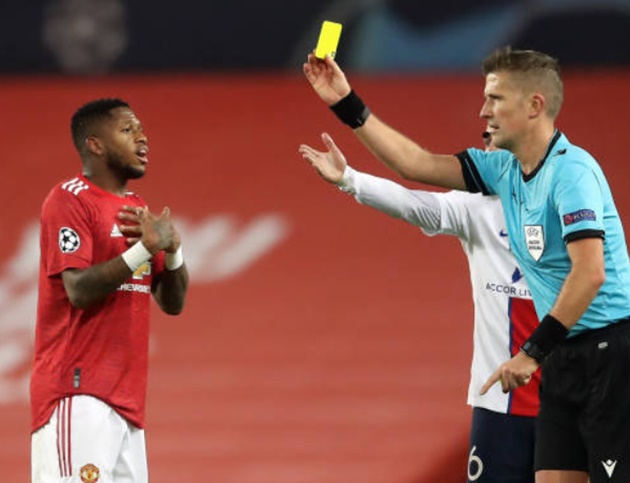 Khó đỡ với pha xử lý cồng kềnh của trọng tài trước khi phạt thẻ Fred