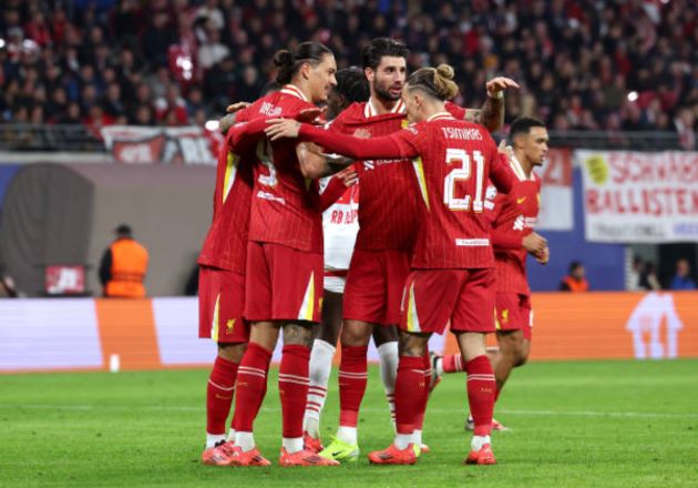 Klopp và Slot đều phải day dứt vì 1 cái tên tại Liverpool