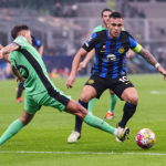 Lautaro nói gì với Arnautovic sau những pha bỏ lỡ?