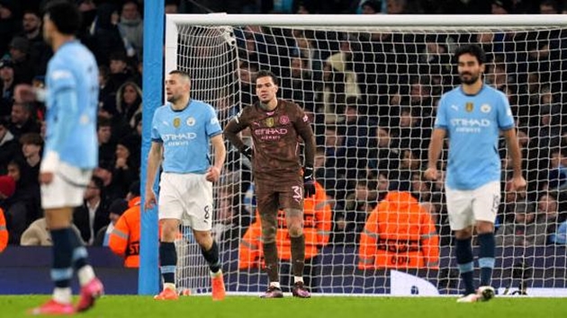 Liên tiếp mắc sai lầm, Man City xứng đáng bị trừng phạt