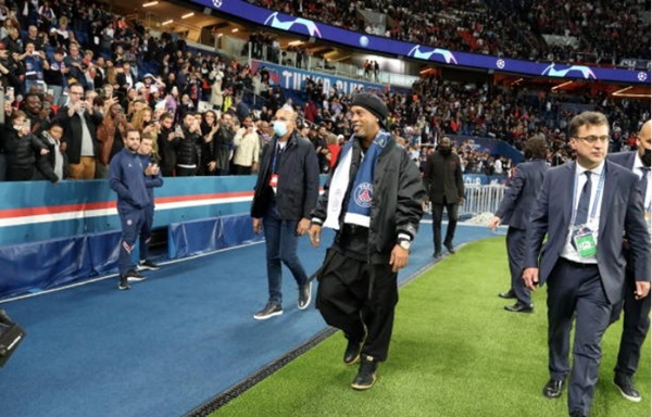 Lionel Messi tái ngộ Ronaldinho trên SVĐ Công viên các Hoàng tử