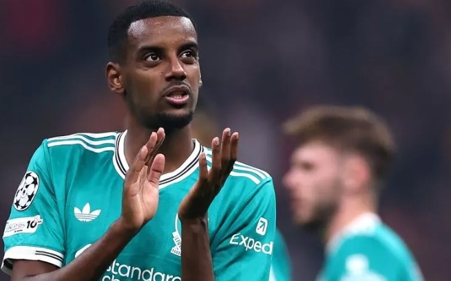 Liverpool sụp đổ ở Istanbul: Isak lạc lõng; Slot đau đầu về Alisson