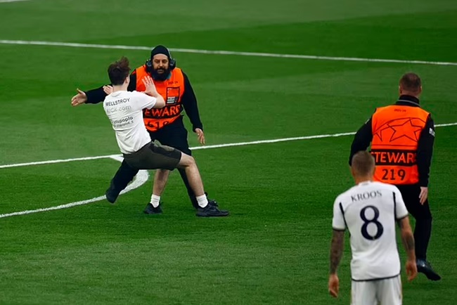 Lý do sân Wembley chao đảo vì những kẻ xâm lược