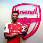 Mặc bị chơi xấu, Saka làm điều khiến Sevilla xấu hổ