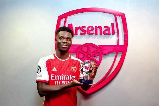 Mặc bị chơi xấu, Saka làm điều khiến Sevilla xấu hổ