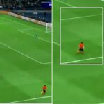 Mải mê nhìn Messi rê bóng, trọng tài biên chạy luôn vào sân