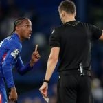 Maresca không bận tâm với thẻ đỏ của Joao Pedro