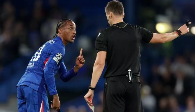 Maresca không bận tâm với thẻ đỏ của Joao Pedro