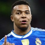 Mbappe tranh luận căng thẳng với phóng viên sau cú poker