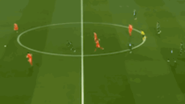 Messi bị chỉ trích vì để Neymar pressing một mình