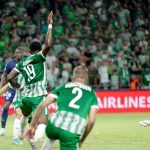 Messi chính thức vượt mặt Ronaldo ở Champions League