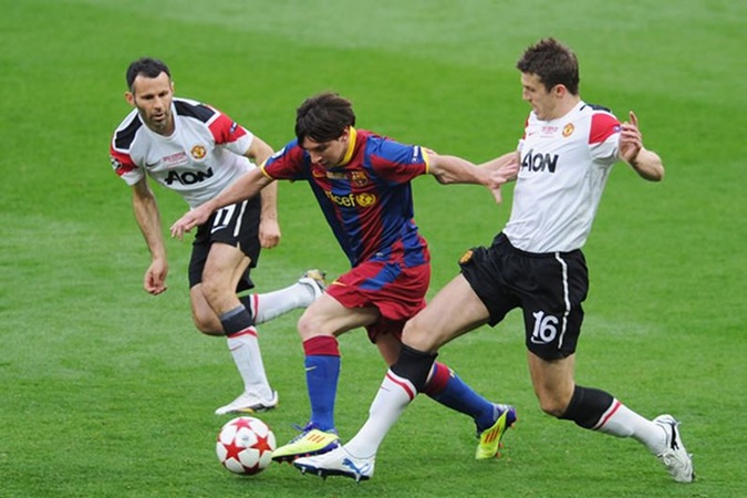 Mike Phelan so sánh Messi của hiện tại với mùa giải 2009