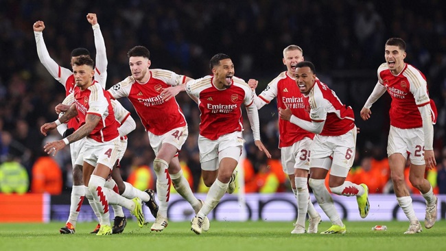 Một Arsenal khác lạ tiến vào tứ kết Champions League