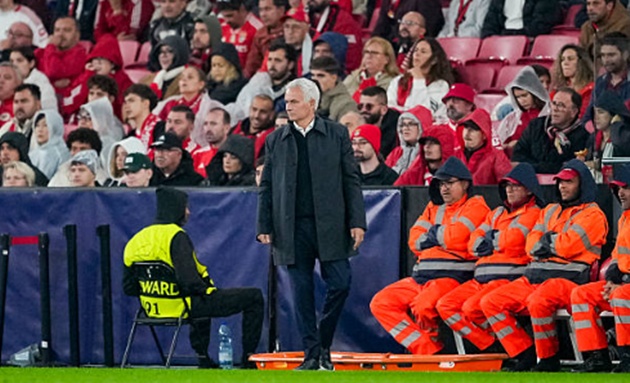 Mourinho bất lực, Benfica thua trận thứ tư ở Champions League