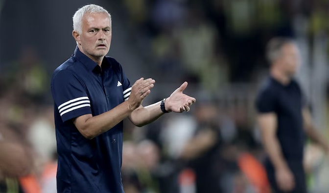 Mourinho dùng từ ”trùng hợp” nói về màn ngược dòng trước Van Persie