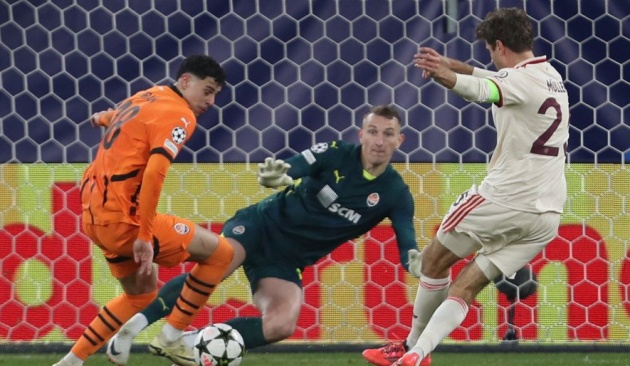 Muller cân bằng thành tích của Giggs – Ronaldo, chỉ còn kém Messi – Benzema