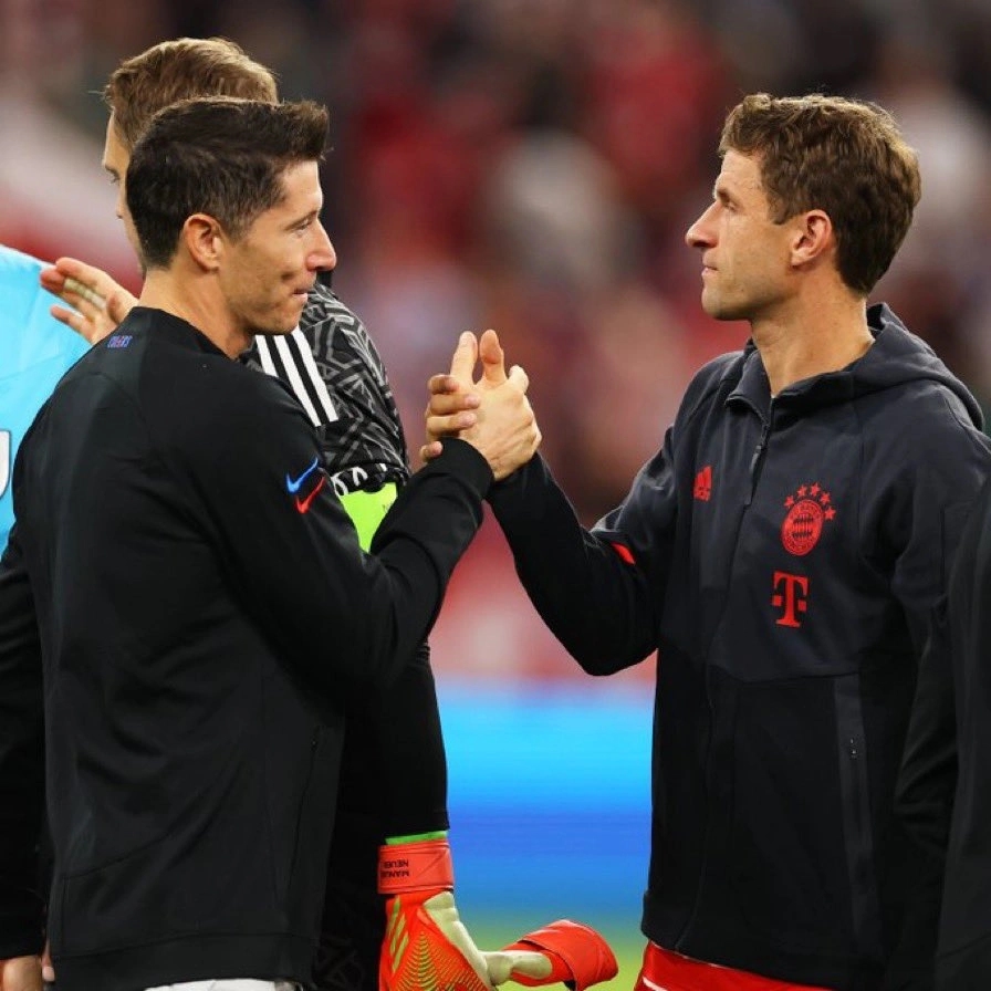Muller không bắt tay Lewandowski trong đường hầm