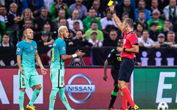 Neymar ‘lăng mạ’ trọng tài thế nào trong tình huống nhận thẻ vàng?