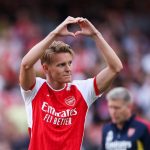 Ngả mũ với nhạc trưởng Arsenal