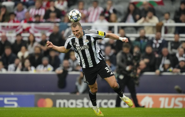 Người hâm mộ so sánh Dan Burn với Van Persie sau cú đánh đầu xoáy